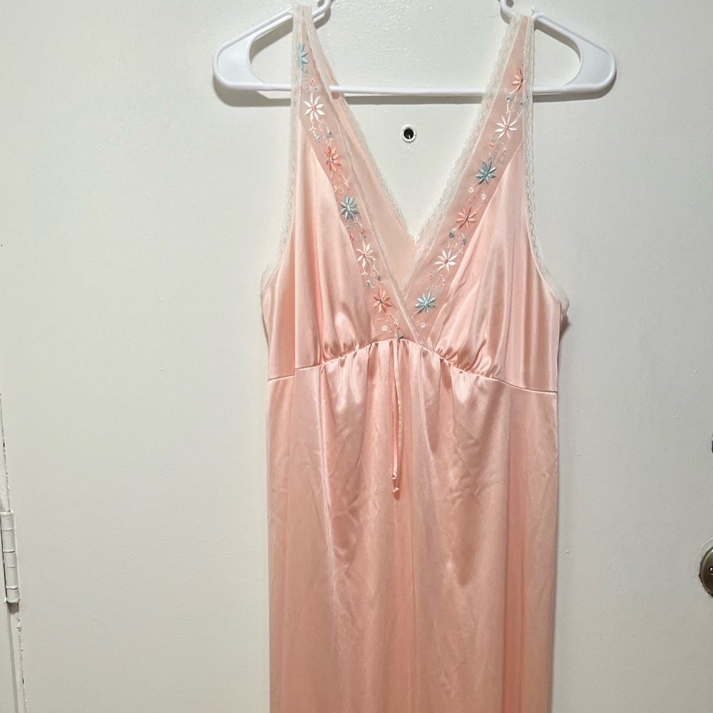 Jolie Two Vtg Soft Pink nightgown with Floral Details small